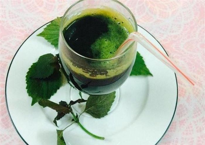 Uống nước tía tô nóng là phương pháp giải cảm rất hiệu quả (Ảnh minh họa)