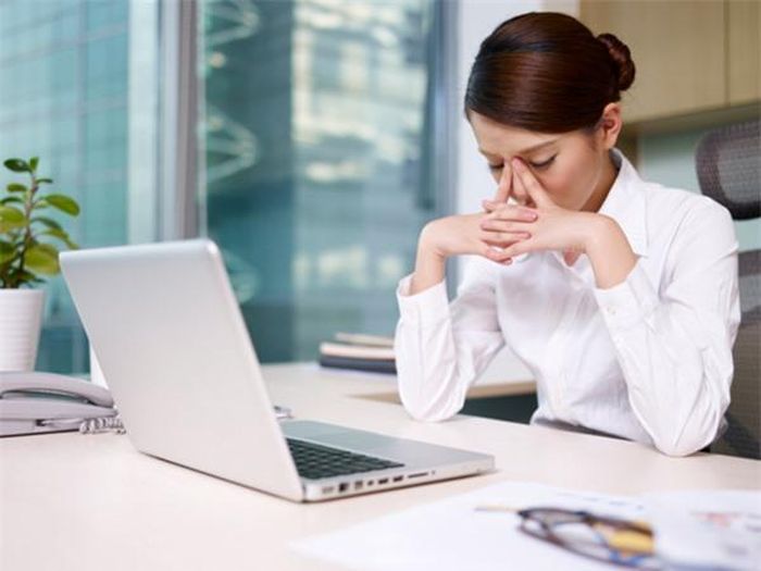 Tiếp xúc và làm việc nhiều với máy tính khiến mắt bị mỏi và khó chịu (Ảnh minh họa)