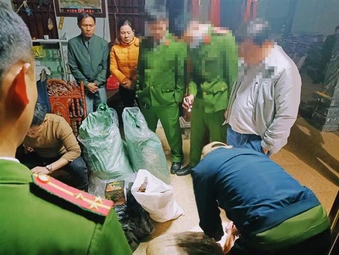 Lực lượng công an khám xét nhà ở của các đối tượng. 
