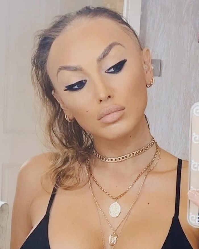 ZaraLena Jackson chia sẻ: "Thời gian vừa qua là thử thách khó khăn nhất tôi phải đối mặt. Tôi sẽ gục ngã nếu để việc rụng tóc xâm chiếm cuộc sống của tôi. Dành cho những người cũng đang đau khổ vì chứng rụng tóc, tôi ở đây ở đồng hành cùng bạn. Chúng ta sẽ vượt qua mọi chuyện bất kể thế nào". Ảnh: @zaralenajackson.