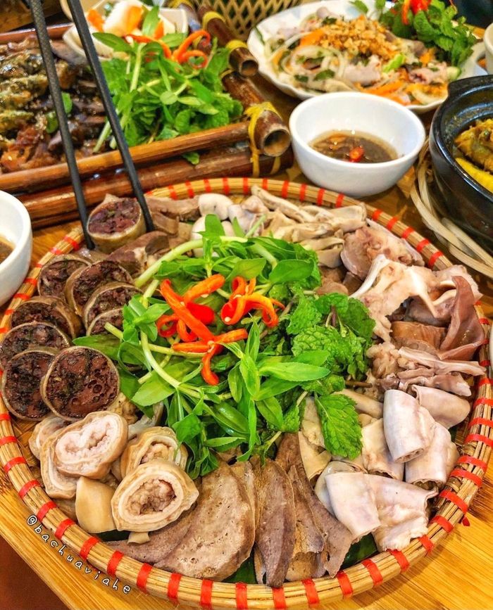 Ngoài các món ngon trên, bạn có thể trải nghiệm bún đậu lòng dồi hay bún mắm nêm với lòng, gan, tai heo... để đổi vị. Những thành phần như lòng non, dồi, bao tử heo... được cuộn trong bánh tráng kèm rau sống và chấm mắm nêm cũng hút giới sành ăn nhâm nhi ngày mưa. Ảnh: Nothingtoeat_, Bachuaviahe.