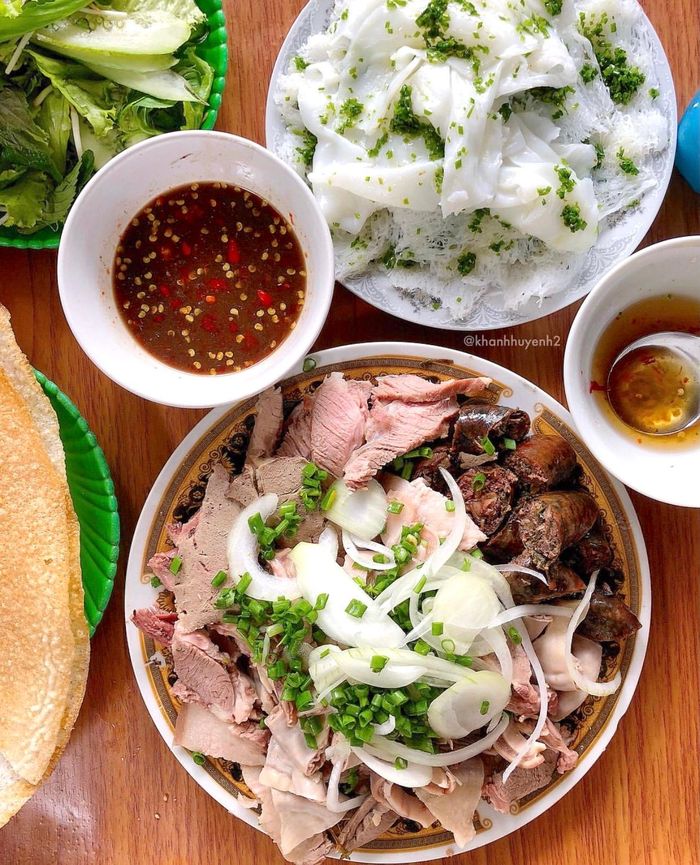 Người ta thường phục vụ bánh hỏi lòng heo cùng cháo huyết nấu loãng, có rắc chút hành, tiêu dậy mùi thơm hấp dẫn. Phần cháo nóng đi kèm này sẽ giúp thực khách thêm ấm bụng, ngon miệng hơn. Ảnh: Khanhhuyenh2, Ryanfoodaholic. 