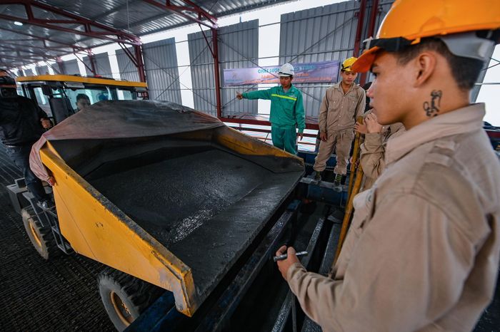 Bê tông siêu tính năng UHPC được thảm lên kết cấu đinh neo và lưới thép đã được hàn từ trước. Đây là công nghệ lần đầu áp dụng tại mặt cầu Thăng Long với kỳ vọng sẽ tạo được độ bền cao.