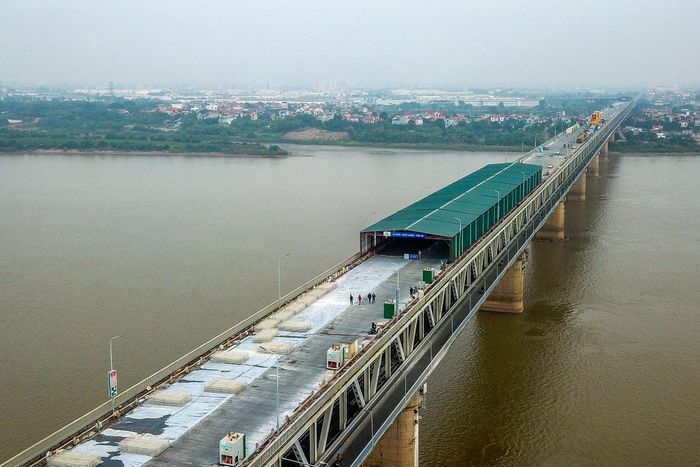 Ngày 9/12, đơn vị thi công sửa chữa mặt cầu Thăng Long hoàn tất thảm bê tông siêu tính năng lên mặt cầu. Chiều cùng ngày, nhà thầu bắt đầu thảm bê tông nhựa - lớp vật liệu trên cùng của công trình.