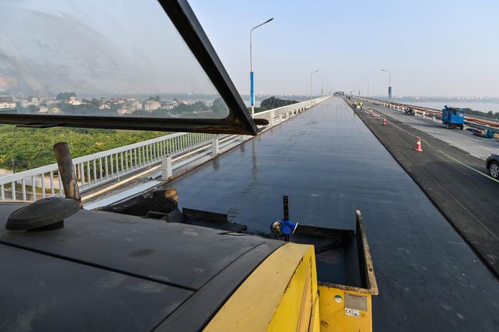 Lãnh đạo Tổng cục Đường bộ cho biết trong khoảng một tuần tới 3.000 tấn bê tông nhựa sẽ được thảm lên mặt cầu. Đây cũng là lớp vật liệu cuối cùng của công trình. Từ 22/12 đến cuối năm, các đơn vị thi công sẽ sơn vạch kẻ đường và rút hết máy móc, thiết bị khỏi công trường. Xe cộ sẽ được lưu thông trở lại qua cầu từ đầu tháng 1/2021.