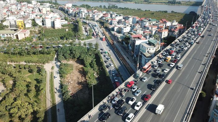 Gần nửa năm qua, việc đóng cửa cầu Thăng Long để sửa chữa khiến xe cộ dồn hết lên cầu Nhật Tân. Cảnh tượng ùn tắc tại cây cầu này xảy ra thường xuyên vào giờ cao điểm.