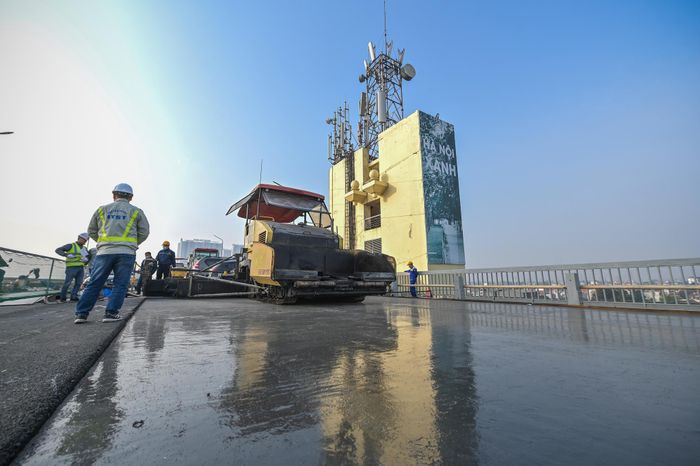 Lớp keo bám dính ở giữa bê tông UHPC và bê tông nhựa sẽ quyết định độ bền của mặt cầu. Trước đây, bê tông nhựa trên mặt cầu Thăng Long thường xuyên bong tróc. Những điểm bong tróc được trám vá nhưng nhanh chóng hư hỏng chỉ sau vài trận mưa.