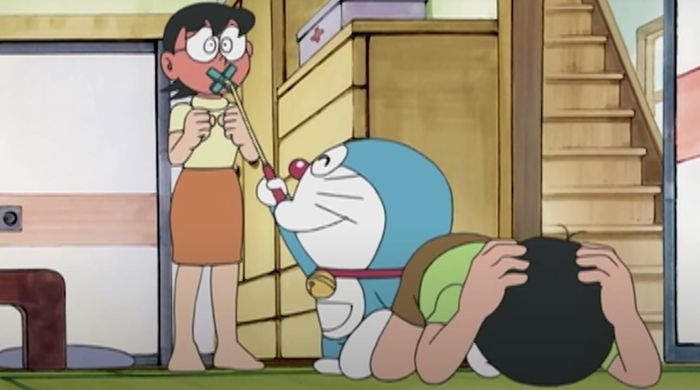  7. Cây gậy hòa hoãn: Bảo bối này của Doraemon sẽ giúp người đối diện trở lại tinh thần bình thường dù đang tức giận đến đâu đi chăng nữa. Nobita và Xê kô (Suneo) đã sử dụng cây gậy để chọc ghẹo cậu bạn to xác Chaien (Jaian). Thế nhưng, họ không biết rằng công dụng của chiếc gậy là kiềm chế cơn tức chứ không phải khiến nó biến mất. Vì vậy, càng dồn nén nhiều, sự bùng phát của Chaien càng đáng sợ. Ảnh: PopsKids. 