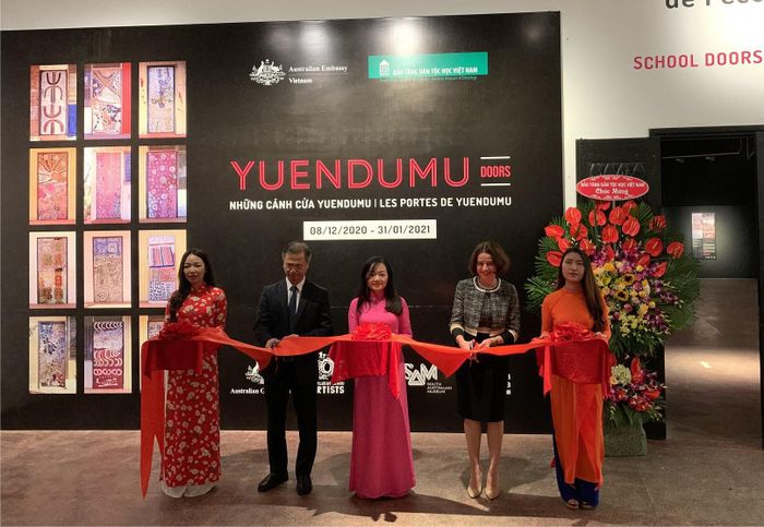Đại sứ Úc Robyn Mudie và Giám đốc Bảo tàng Dân tộc học Việt Nam Đặng Xuân Thanh cắt băng khai mạc triển lãm