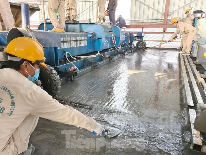 Công nhân chỉ phải làm phẳng mặt bê tông UHPC tại những vị trí bánh xe của máy rải.