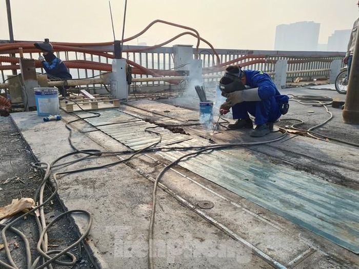 Công nhân thi công hàn bề mặt tại các khe co giãn.