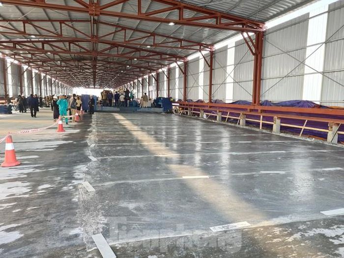 Sau khi lớp bê tông được rải phẳng, một lớp nilong mỏng được trải lên trên để giữ ẩm, đảm bảo lớp bê tông khô đồng đều.