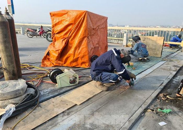 Bên cạnh thi công lớp bê tông UHPC và bê tông tạo nhám, các nhà thầu cũng thi công sửa chữa khe co giãn của mặt cầu Thăng Long.
