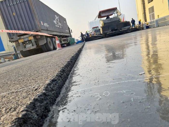 Trước khi thi công lớp bê tông nhựa tạo nhám, nhà thầu sẽ rải 1 lớp keo bám dính, để tạo liên kết giữa lớp bê tông UHPC phía dưới và bê tông nhựa phía trên. Việc thi công lớp bê tông nhựa tạo nhám dự kiến kéo dài trong 1 tuần, đảm bảo toàn bộ hạng mục chính của mặt cầu Thăng Long xong vào ngày 20-22/12.