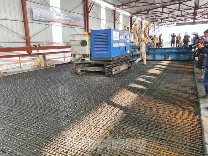 Việc thi công lớp bê tông nhựa UHPC được thực hiệc bằng máy.