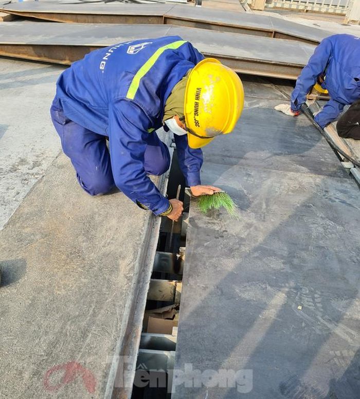 Các vị trí thép tại khe co dãn được vị sinh sạch sẽ trước khi thi công phần trên.