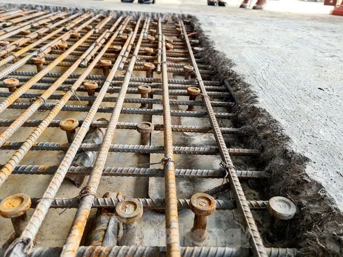 Ngoài đinh neo và lưới thép được hàn cố định trên mặt bản thép của cầu Thăng Long, lớp bê tông UHPC còn được trộn thêm sợi thép nhỏ.