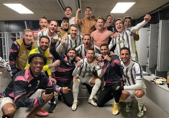 Ronaldo đăng ảnh ăn mừng cùng đồng đội trong phòng thay đồ