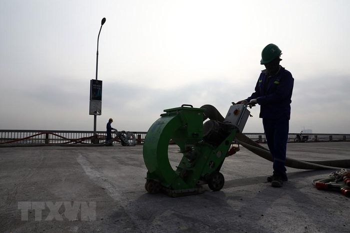 Từ nay đến cuối năm 2020 sẽ tạo nhám, quét keo Epoxy dính bám và thi công lớp phủ mặt cầu. (Ảnh: Huy Hùng/TTXVN)