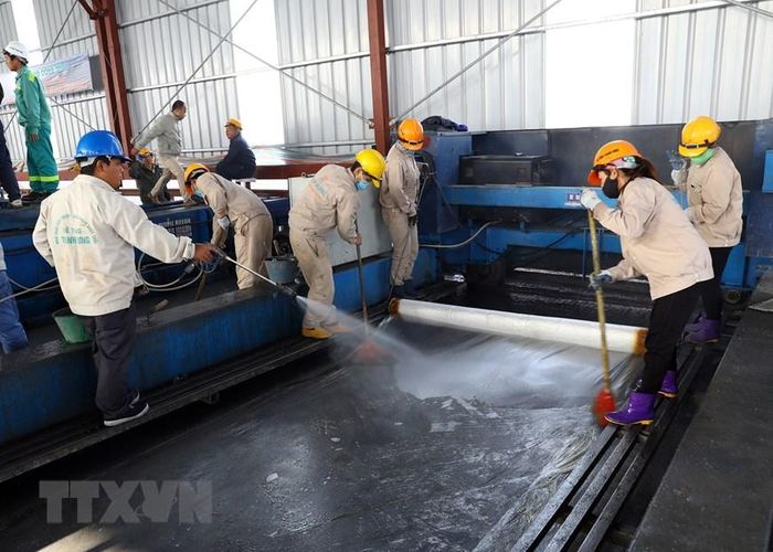 Thi công lớp phủ mặt cầu. (Ảnh: Huy Hùng/TTXVN)
