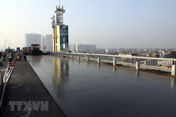 Thi công thảm bê tông Polymer sẽ hoàn thành trước 31/12. (Ảnh: Huy Hùng/TTXVN)