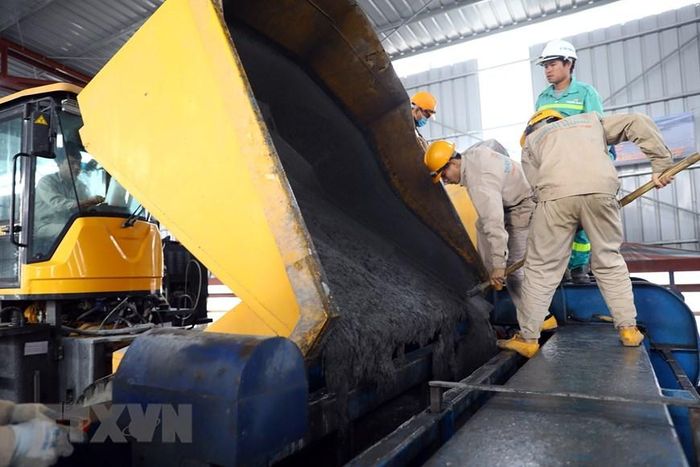 Đổ lớp bê tông siêu tính năng UHPC.(Ảnh: Huy Hùng/TTXVN)