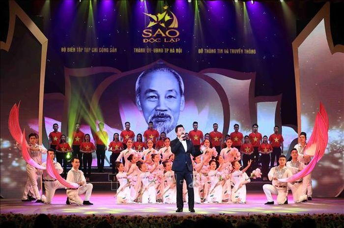 Các nghệ sĩ nhà hát Ca Múa Nhạc Việt Nam biểu diễn trong Chương trình nghệ thuật “Sao Độc lập” nhân kỷ niệm 75 năm Cách mạng Tháng Tám và Quốc khánh 2/9. Ảnh: Thành Đạt/TTXVN