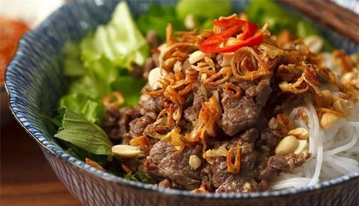 Hoàn thành xong tô bún bò Nam Bộ ngon chuẩn vị