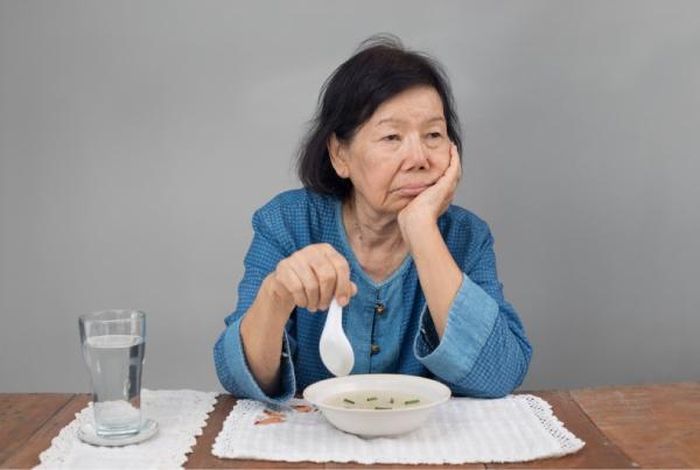Hàm giả lỏng lẻo gây ăn nhai khó khăn, không ngon miệng (ảnh minh họa)