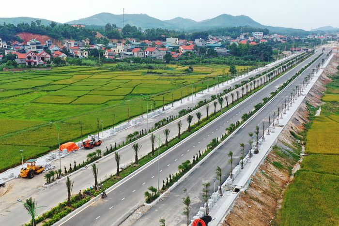 Đường nối KCN Cái Lân với cao tốc Hạ Long - Vân Đồn đang khẩn trương hoàn thành các hạng mục cuối. Ảnh: Đỗ Phương.