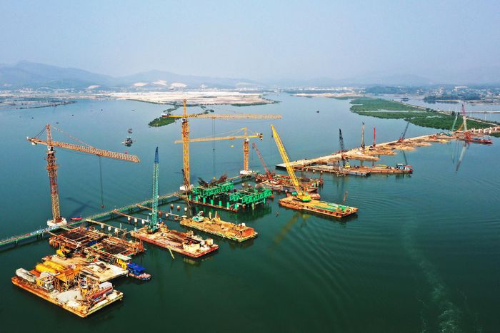 Cầu Cửa Lục 1, công trình nối 2 khu vực Bắc - Nam của TP Hạ Long, dự kiến hoàn thành cuối năm 2021. Ảnh: Đỗ Phương.