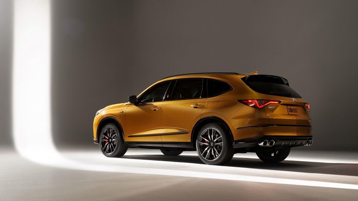  So với thế hệ trước, MDX 2022 sử dụng nền tảng khung gầm mới, có kích thước lớn hơn. Các số đo kích thước dài x rộng x cao của MDX 2022 gồm 5.039 x 1.999 x 1.704 (mm), chiều dài cơ sở đạt 2.890 mm. So với đời trước, mẫu SUV này dài hơn 56 mm, rộng hơn 25 mm, cao hơn 15 mm và trục cơ sở dài hơn 71 mm. Các trục bánh xe cũng được làm rộng ra thêm 35 mm. 