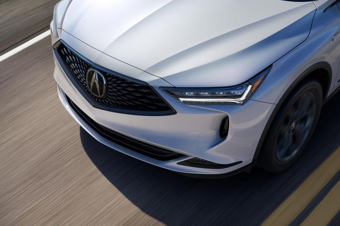  Acura lột xác gần như 100% ở chiếc MDX thế hệ mới. Ở phía trước, xe có lưới tản nhiệt dạng Diamond Pentagon đặc trưng, kết hợp với cụm đèn LED JewelEye thanh mảnh. Đèn daylight nổi bật với họa tiết móc câu. Các hốc gió phía trước được thiết kế mạnh mẽ nhưng không quá hầm hố, đảm bảo sự thanh lịch cho mẫu xe hạng sang. 