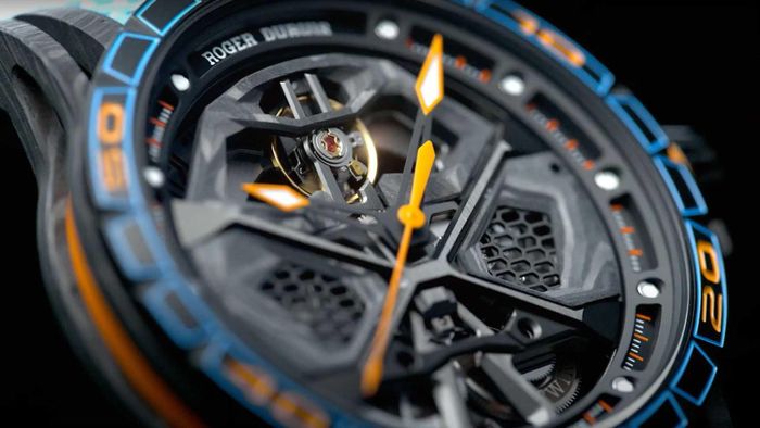  Excalibur Spider Huracan STO có phần vỏ bên ngoài đường kính 45 mm làm từ carbon với lớp phủ cao su. Các chất liệu khác được sử dụng bên ngoài đồng hồ là titan và kính sapphire. 