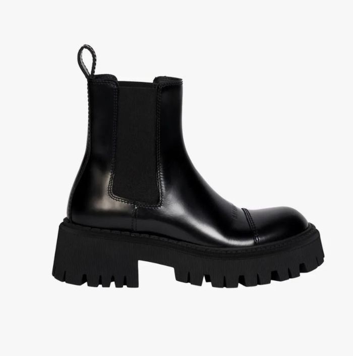 Với những dáng quần lửng, bạn nên chọn phụ kiện là boots cao cổ. Điểm nhấn này phối hợp với áo trench coat da tạo nên bộ đồ cá tính.