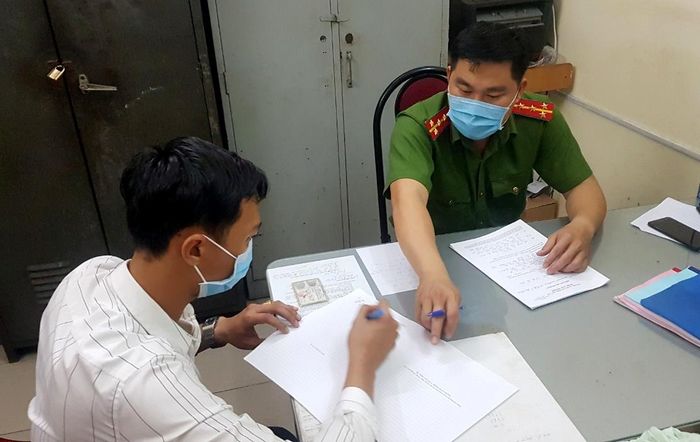 Cảnh sát lấy lời khai những người liên quan. Ảnh: Lê Trai.
