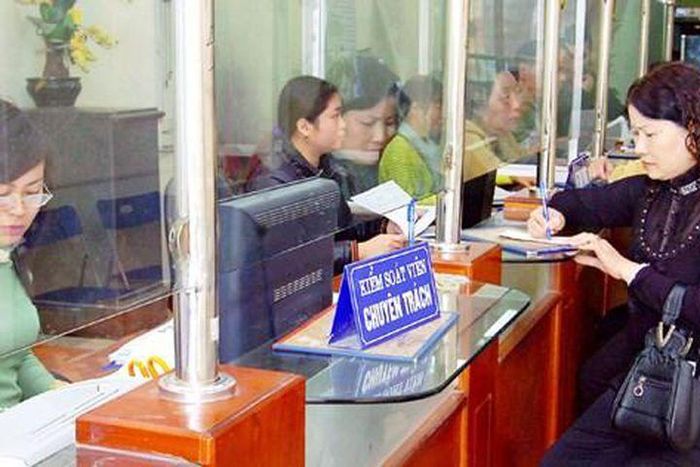 Người dân làm thủ tục vay vốn tại Quỹ tín dụng Nhân dân phường Quang Trung, quận Hà Đông, TP. Hà Nội. Ảnh: Hải Linh