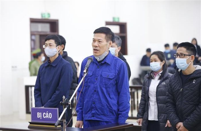 Bị cáo Nguyễn Nhật Cảm (sinh năm 1963, nguyên Giám đốc CDC Hà Nội) khai báo trước Hội đồng xét xử. Ảnh: Doãn Tấn - TTXVN