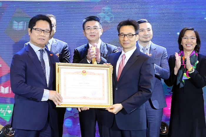 Phó Thủ tướng Vũ Đức Đam đã trao tặng Bằng khen của Thủ tướng cho Hội đồng Doanh nghiệp vì sự Phát triển bền vững Việt Nam. Ảnh: VGP/Đình Nam 