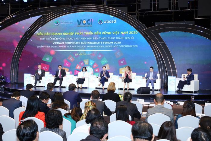 Tọa đàm với chủ đề “Xây dựng một cộng đồng doanh nghiệp bền vững và trách nhiệm trong một xã hội đang thay đổi: Thách thức, Cơ hội và Hướng đi”. Ảnh: VGP/Đình Nam 