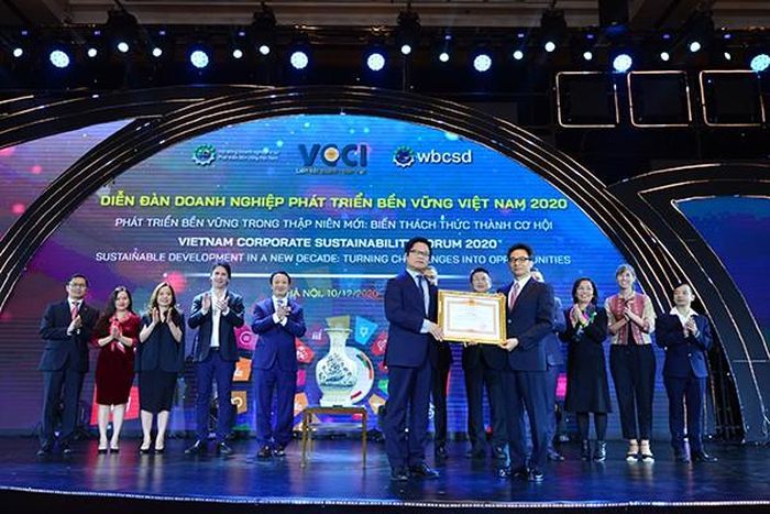 Cũng dịp này, Phó Thủ tướng Vũ Đức Đam đã trao tặng Bằng khen của Thủ tướng cho VBCSD.