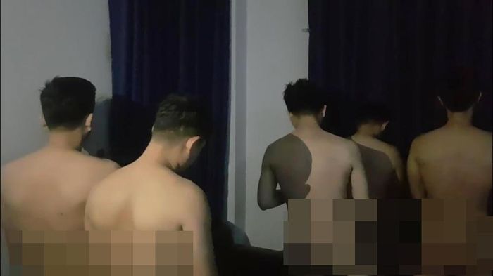 Khi Công an đột kích phát hiện 33 người đàn ông không mảnh vải che thân đang thác loạn tập thể