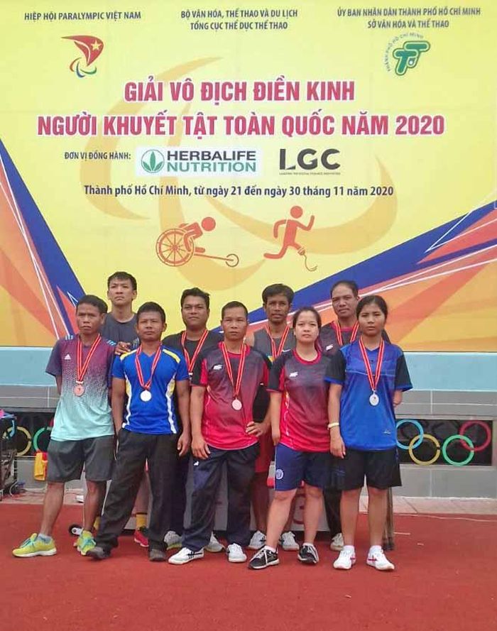 Vận động viên Ksor H’Yưa (áo xanh bìa phải sang) tham gia Giải vô địch điền kinh người khuyết tật toàn quốc năm 2020. Ảnh: Hà Phương