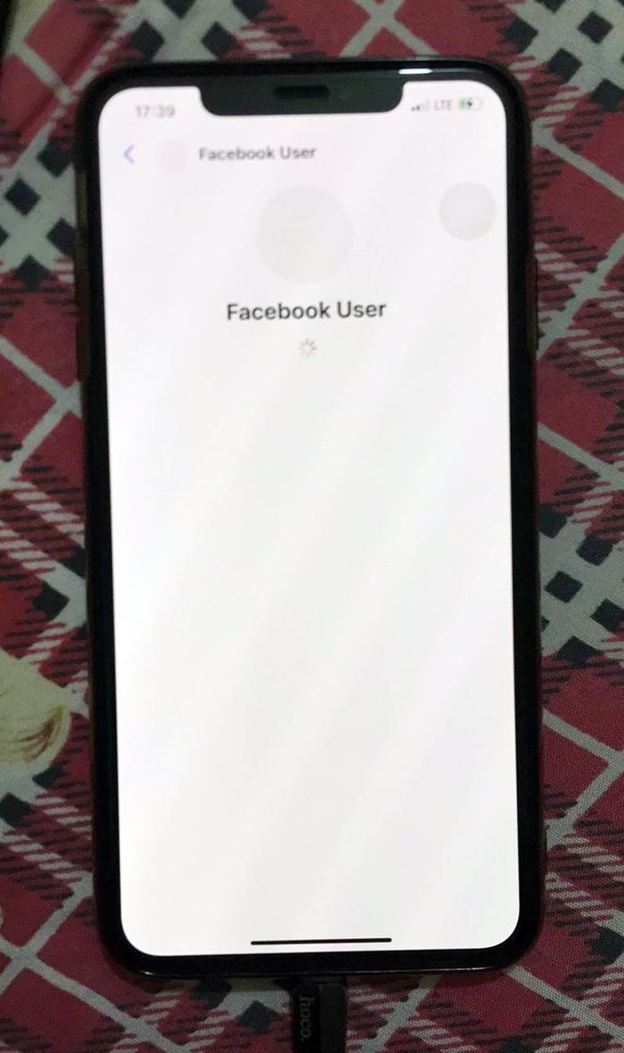 Một người dùng Facebook khác phản ánh ứng dụng Messenger treo cứng và nhắn tin rất khó khăn.
