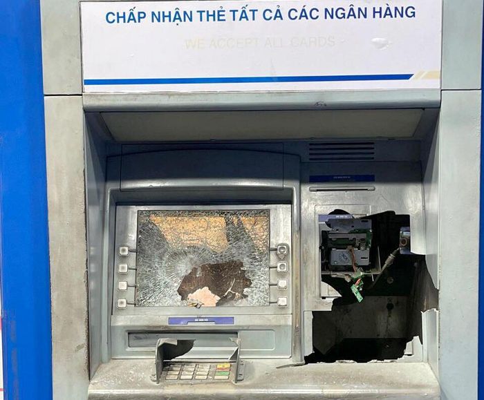 Trụ ATM bị đập hỏng. Ảnh: Công an thị xã Bến Cát.