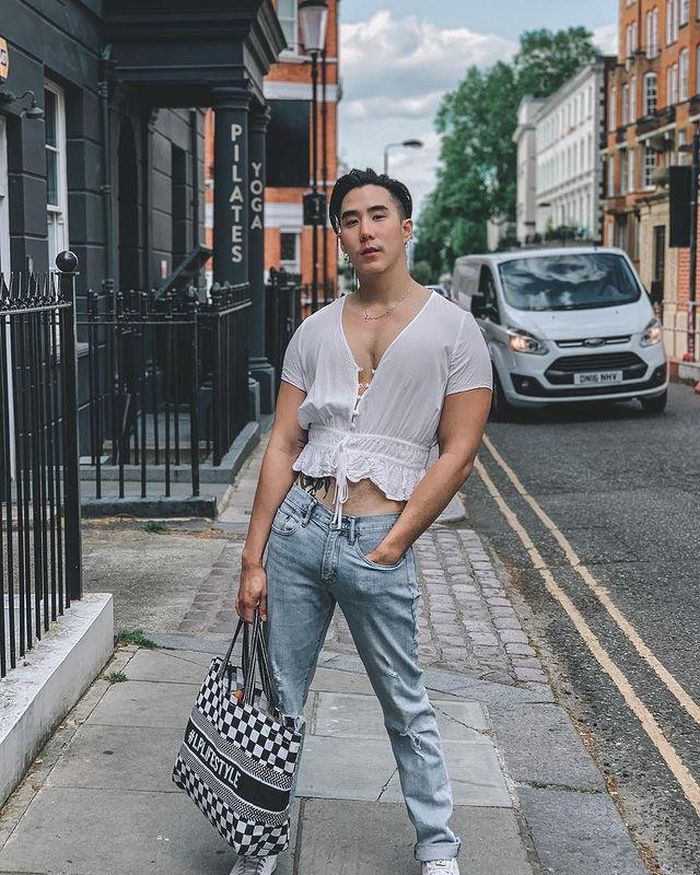  Nhờ sự tự tin, dám nghĩ dám làm của mình, Pataradanai nhận được nhiều lời mời làm người mẫu, quảng cáo cho các nhãn hàng nổi tiếng. Anh cũng là nhân vật quen thuộc tại sự kiện giải trí, thời trang tại Thái Lan. Ảnh: @koendanai. 
