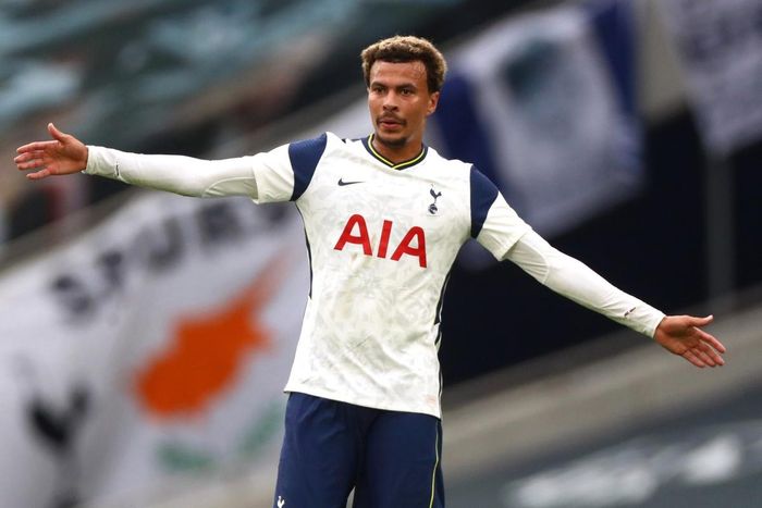 Teddy Sheringham, huyền thoại bóng đá Anh, nói với Mirror: "Alli ngồi dự bị quá lâu so với những gì tôi muốn. Cậu ấy cần được ra sân dù ở Tottenham hay bất cứ CLB nào khác. Alli chỉ có một sự nghiệp bóng đá và cần sớm chấm dứt tình trạng này".