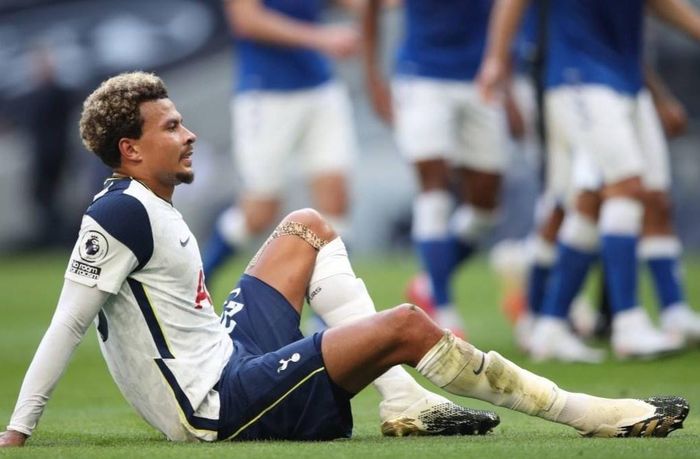 Sự xuất hiện của Mourinho khiến Alli dần mất chỗ đứng ở đội hình Tottenham. Mùa này, Alli chỉ chơi 2 trận tại Premier League (một từ ghế dự bị). Anh có thêm 4 trận thi đấu ở Europa League, nhưng 2 trong số đó từ ghế dự bị. Tổng cộng, Alli ra sân hơn 200 phút. Sự thăng hoa của Tottenham ở Premier League và Europa League không có đóng góp từ Alli.