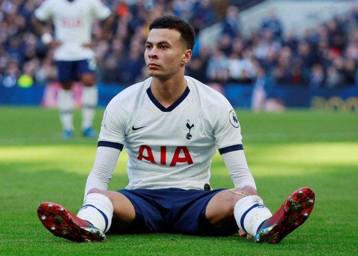 Alli một thời là cầu thủ tiềm năng nhất của Tottenham và bóng đá Anh. Alli chuyển đến Tottenham từ năm 2015, sau đó nhanh chóng có suất đá chính ở đội một. Dưới thời Mauro Pochettino, Alli là trụ cột của hàng tiền vệ Tottenham. Anh góp công lớn trong chiến tích vào đến chung kết Champions League của Tottenham ở mùa giải 2018/19.