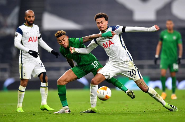 Alli bị loại khỏi đội hình trong trận đối đầu Arsenal cuối tuần trước. Đây là trận đầu tiên sân Tottenham Hotspur mở cửa đón 2.000 CĐV kể từ lúc dịch bùng phát. Theo Standard, CĐV Tottenham liên tục hô tên Alli để nhắc nhở Mourinho. Dù vậy, điều này không thể làm "Người đặc biệt" lung lay.